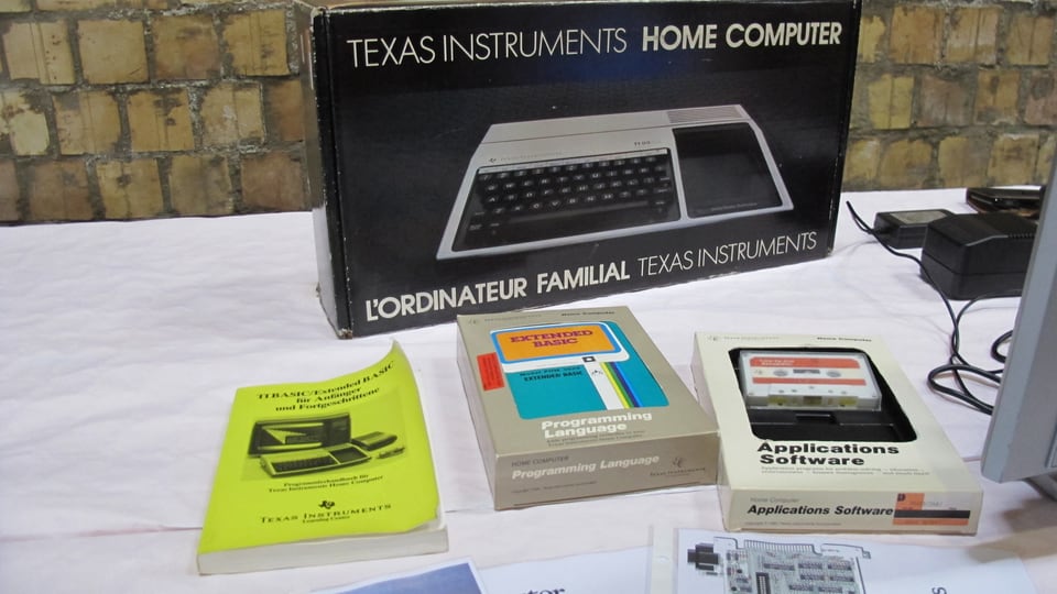Handbücher und Zubehör zum Computer von Michael Gisiger, einem Texas Instruments TI-99/4A.