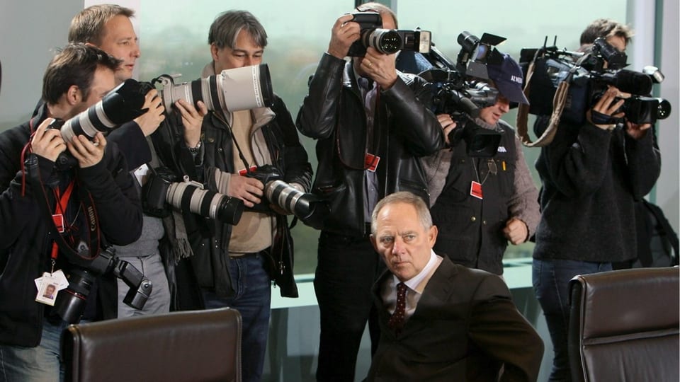 Wolfgang Schäuble umringt von Fotografen, nachdem er im Kabinett Merkel Innenminister wurde 2005