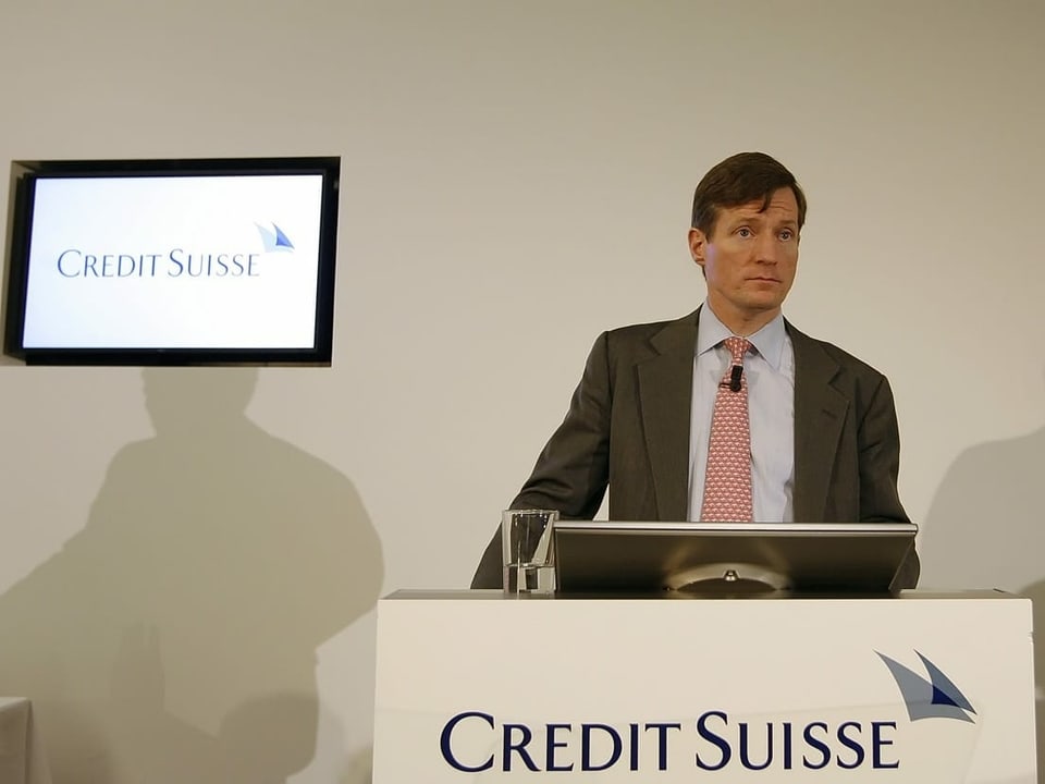 Anders als die UBS musste der Staat die CS nicht retten. Insbesondere Reformen im riskanten Investment Banking blieben aus. Im Bild der damalige CEO Brady Dougan bei der Bilanzmedienkonferenz im Februar 2009.