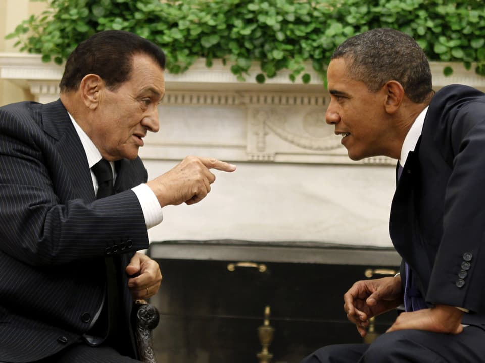 Mubarak und Obama im Gespräch. Mubarak zeigt dabei gestikulierend mit dem Finger auf Obama.