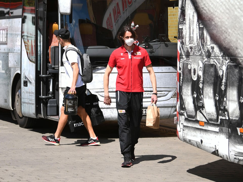 Äusserte sich kritisch Neven Subotic am Samstag bei der Abfahrt ins Team-Camp.
