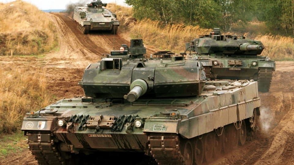 Im Vordergrund zwei Leopard-Kampfpanzer, im Hintergrund ein Marder-Schützenpanzer