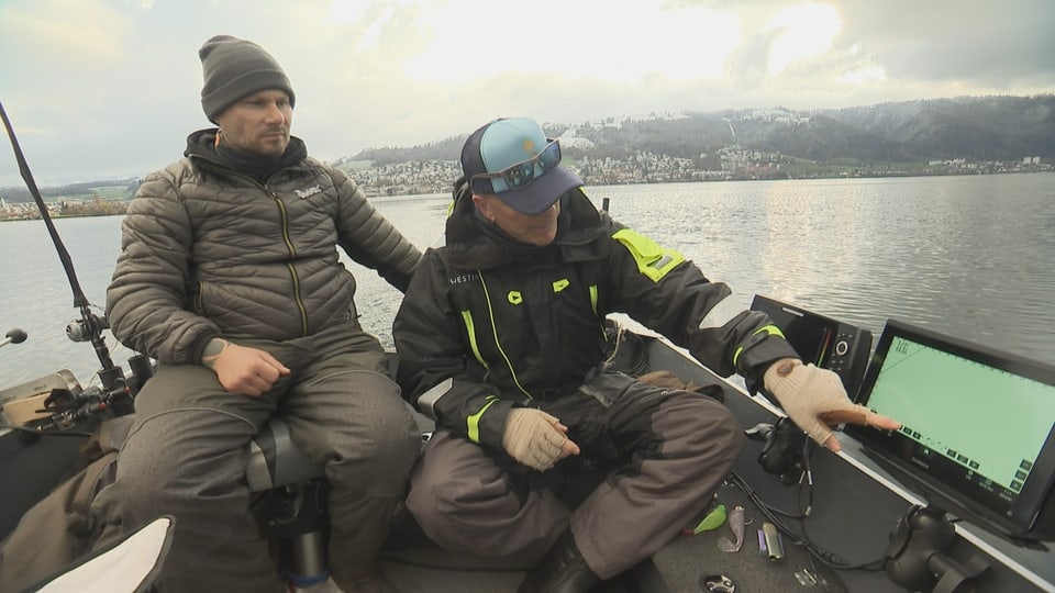 Die Zuger Hobbyfischer Marco Schlönvoigt und Adrian Thoma auf ihrem Fischerboot.