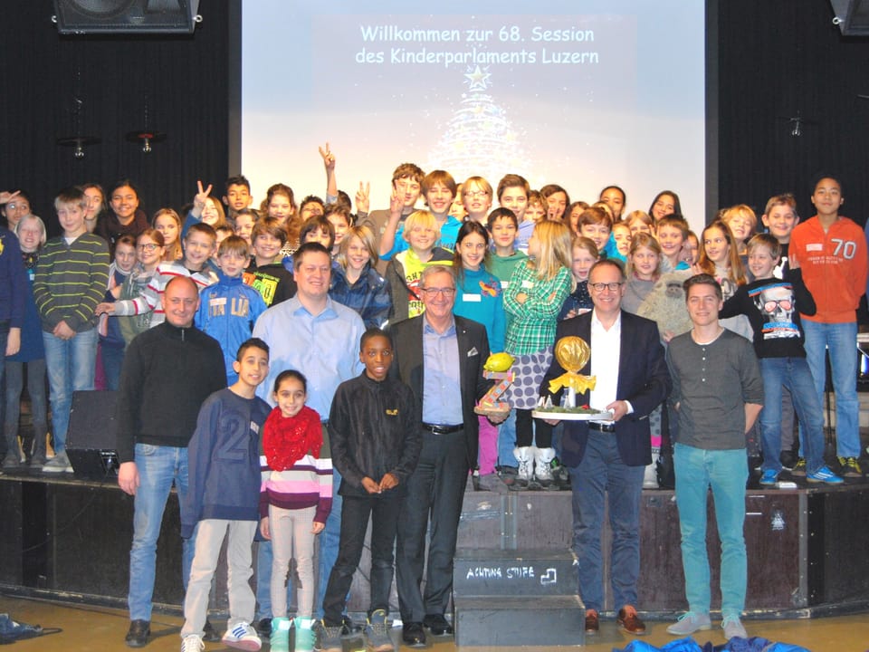 Vom Kinderparlament der Stadt Luzern nimmt Robert Küng die Auszeichnung "Saure Zitrone" entgegen.