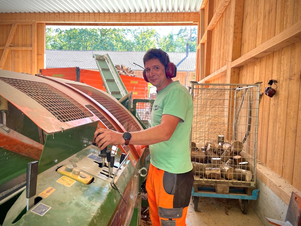 Michael Altherr betätigt einen Hebel an der Maschine.