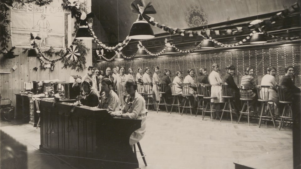 Telefonzentrale in Genf mit Telefonistinnen 1930