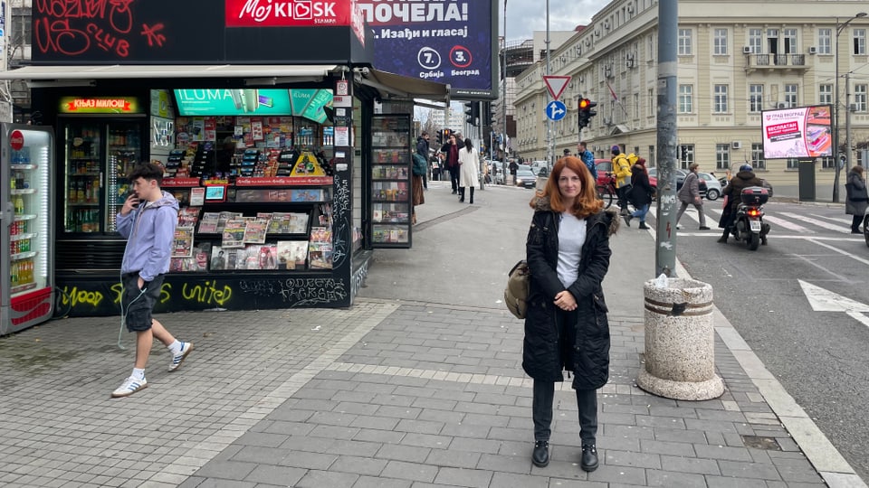 Biljana Dordevic auf einer Strasse in Belgrad.