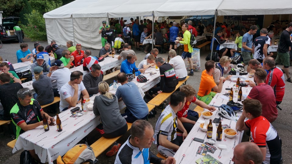 Die Festwirtschaft im Zielraum des Napf-Bike-Marathon in Wolhusen.