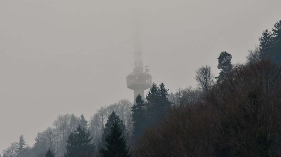 Am Vormittag war der Sendemast am Üetliberg in Nebel gehüllt.