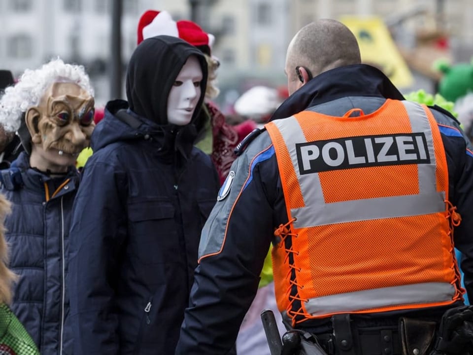 Ein Polizist an der Fasnacht.