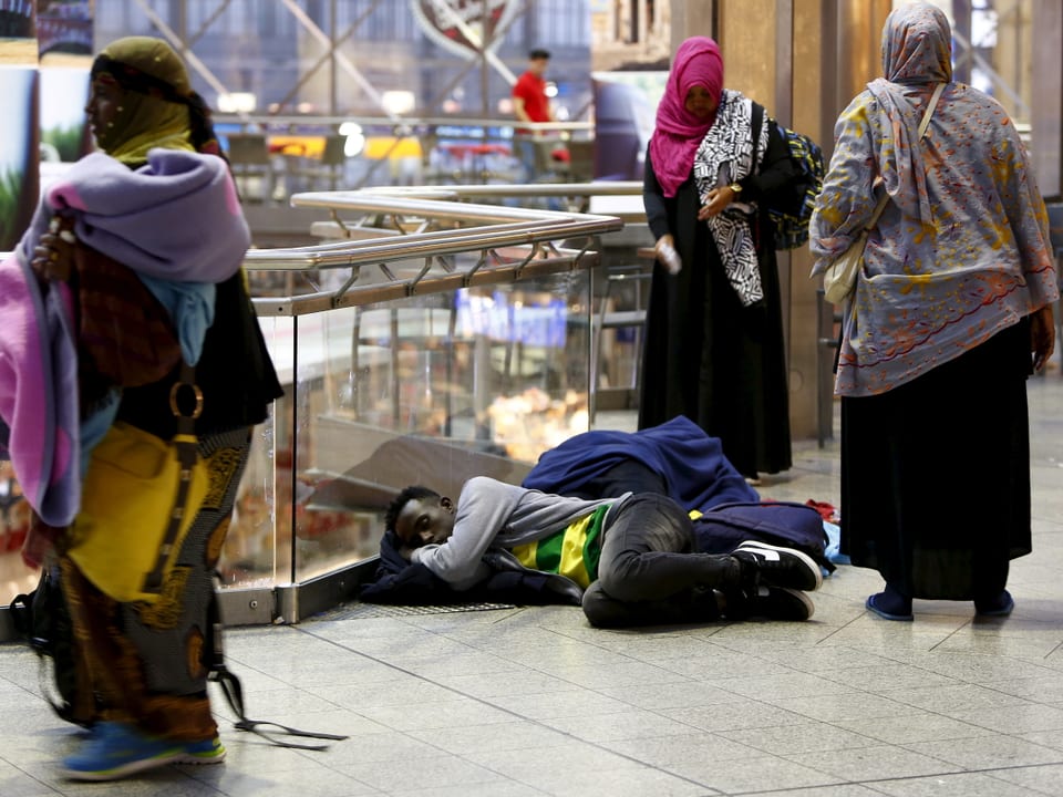 Ein Flüchtling liegt auf dem Boden im oberen Stock des Bahnhofs. 