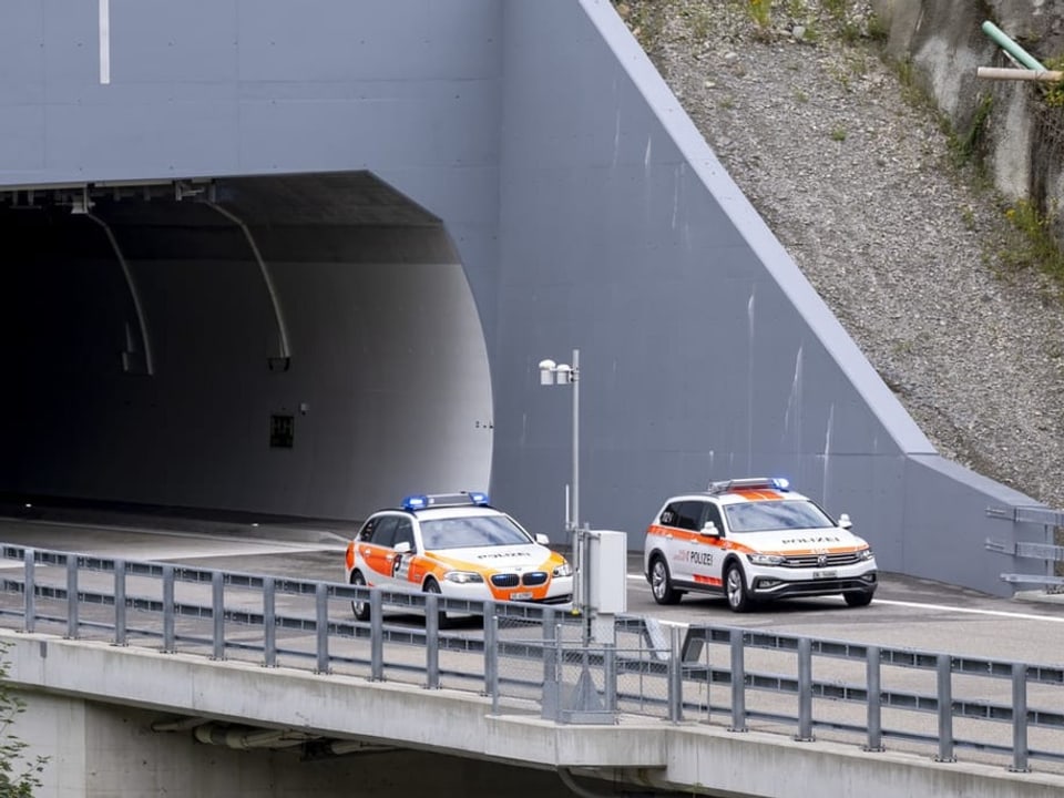 Polizeiautos vor Tunnel.