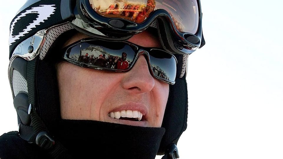 Schumacher mit Skihelm und Sonnenbrille