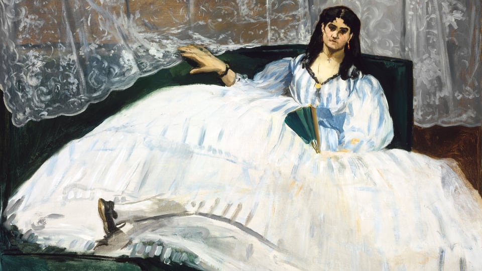 Das Gemälde einer Frau mit schwarzem Haar, sie sitzt auf einem Bett und trägt einen riesigen Rock.