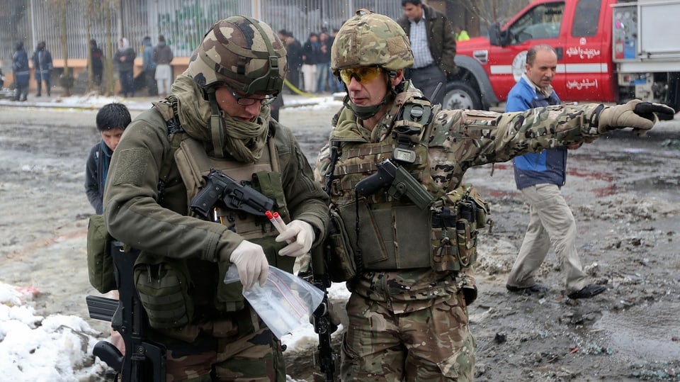 Zwei Nato-Soldaten am Tatort in Kabul. 