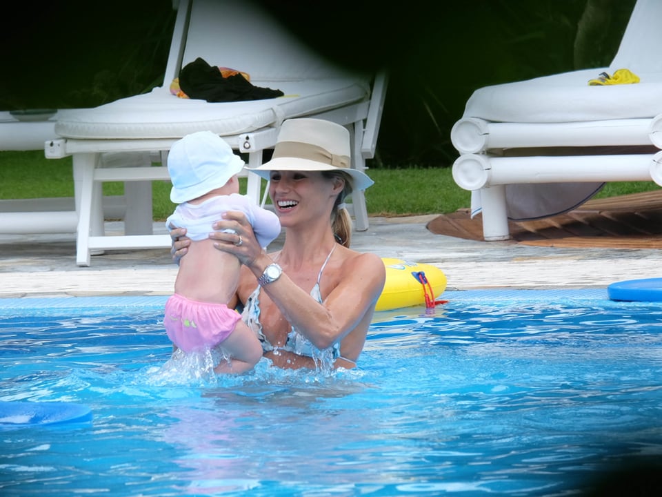 Michelle Hunziker mit Sole im Pool. Bei tragen Hüte.