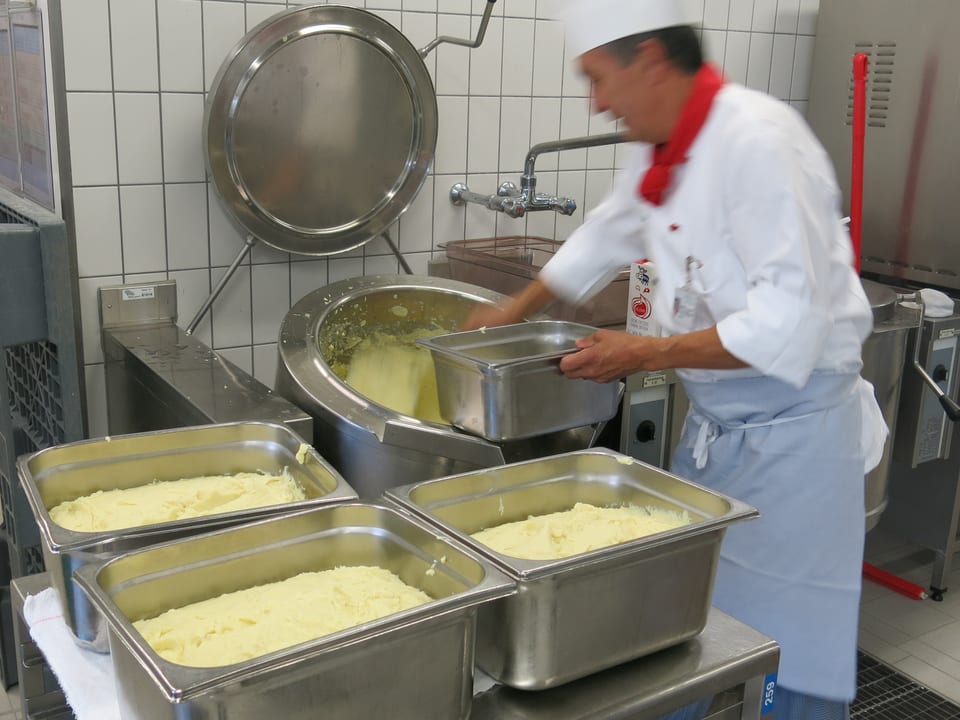 Auch Kartoffelstock wird in der Spitalküche en masse gekocht. 