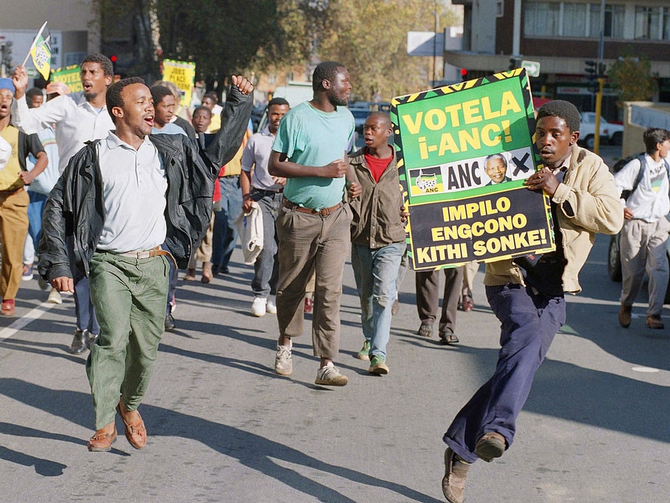 Demonstranten mit ANC-Plakaten
