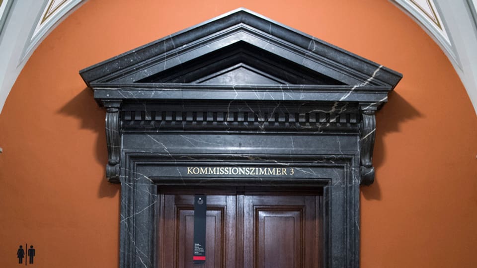 Geschlossene Tür zum Kommissionszimmer im Bundeshaus.