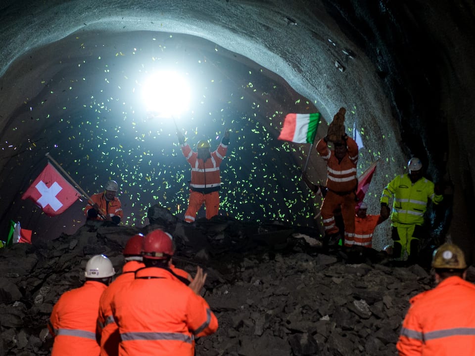 Feiernde Mineure im Tunnel