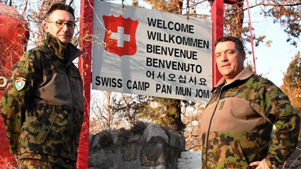 Major Patrick Andres und Divisionär Patrick Gauchat vor dem Schweizer Camp.
