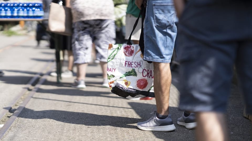 Menschen stehen Schlange für Lebensmittel