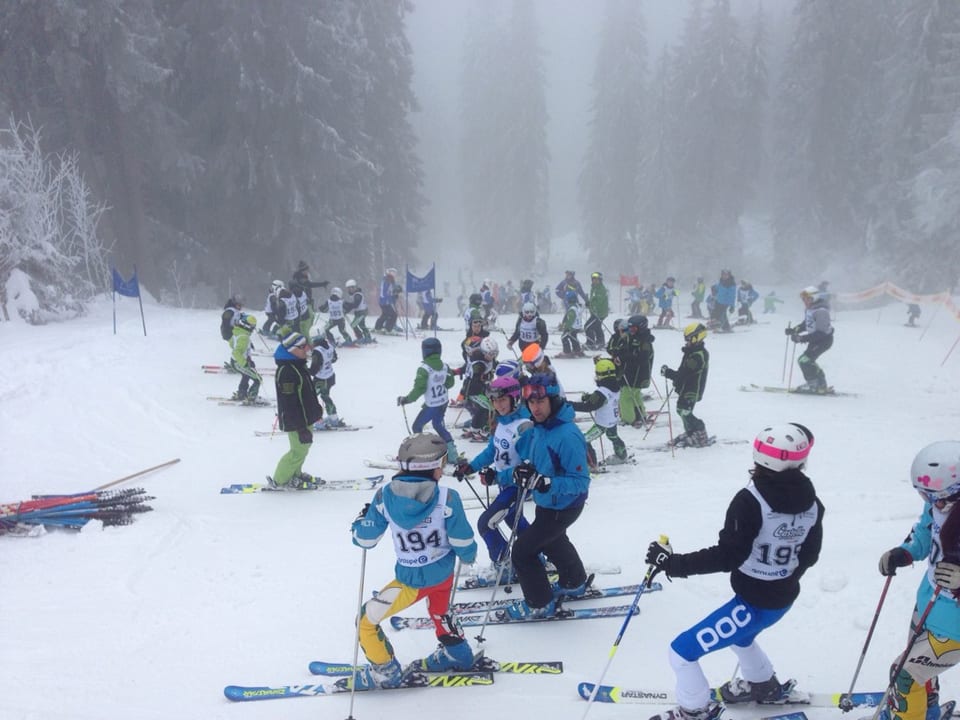 Das Foto stammt von der Pistenbesichtigung des Skirennens in La Berra vom letzten Samstag. 300 Skirennfahrer, Betreuer und Eltern. 