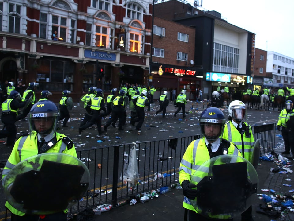 Polizeiaufgebot vor dem Boleyn Ground.