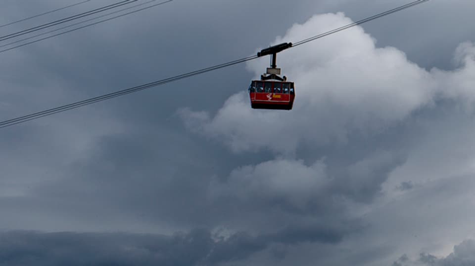 Die Pilatus-Luftseilbahn mit einer Gondel vor einem bedeckten Himmel