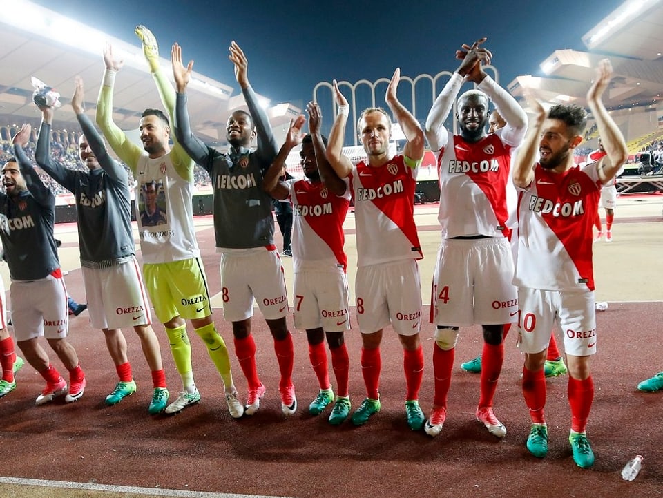 Monacos Spieler jubeln mit den Fans