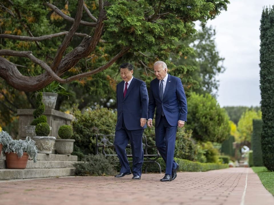Biden und Xi gehen spazieren. 