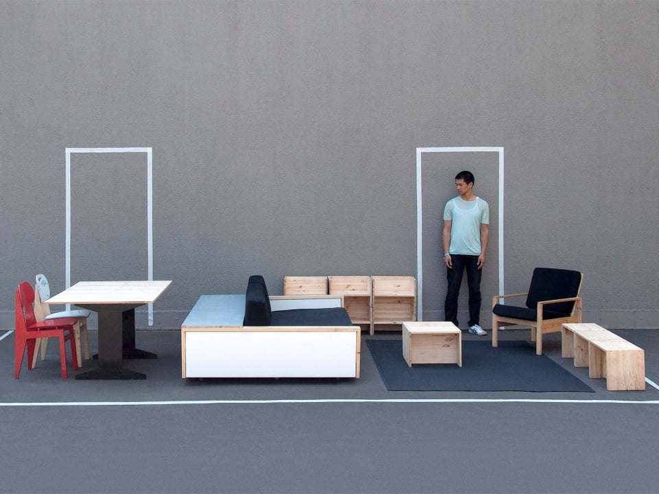 Verschiedene Möbel (Tisch, Stühle, Sofa, Sideboards, Beistelltisch) in der Ausstellung.