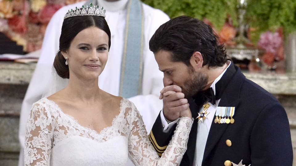 Carl Phili küsst die Hand seiner Braut bei der Hochzeit 2015
