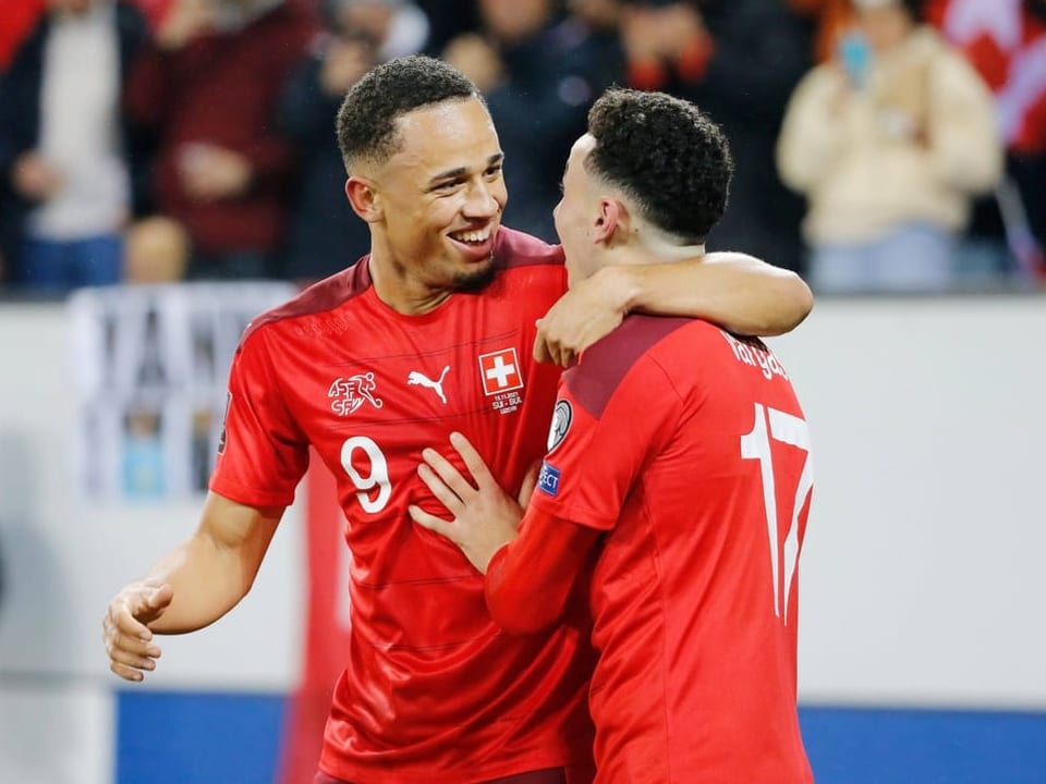 In der Schule wäre es eine glatte Sechs Noah Okafor (l.) und Ruben Vargas jubeln
