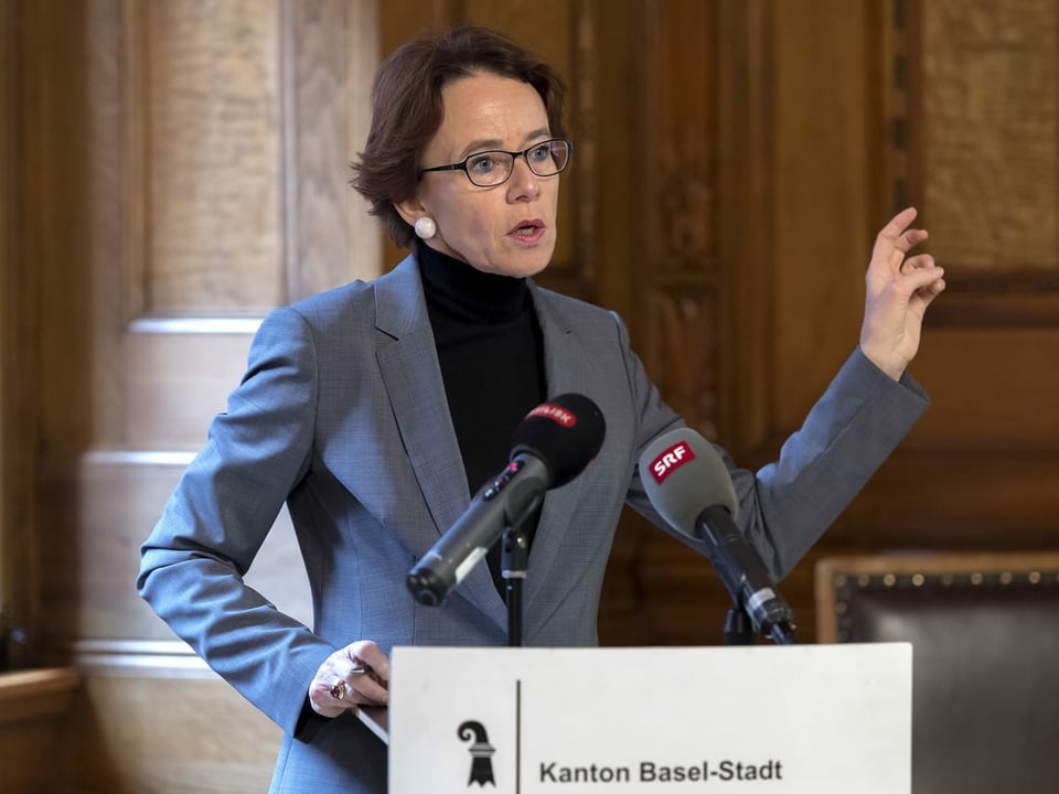 Eva Herzog spricht 2016 an einer Medienorientierung zur Unternehmenssteuerreform III im Rathaus in Basel.