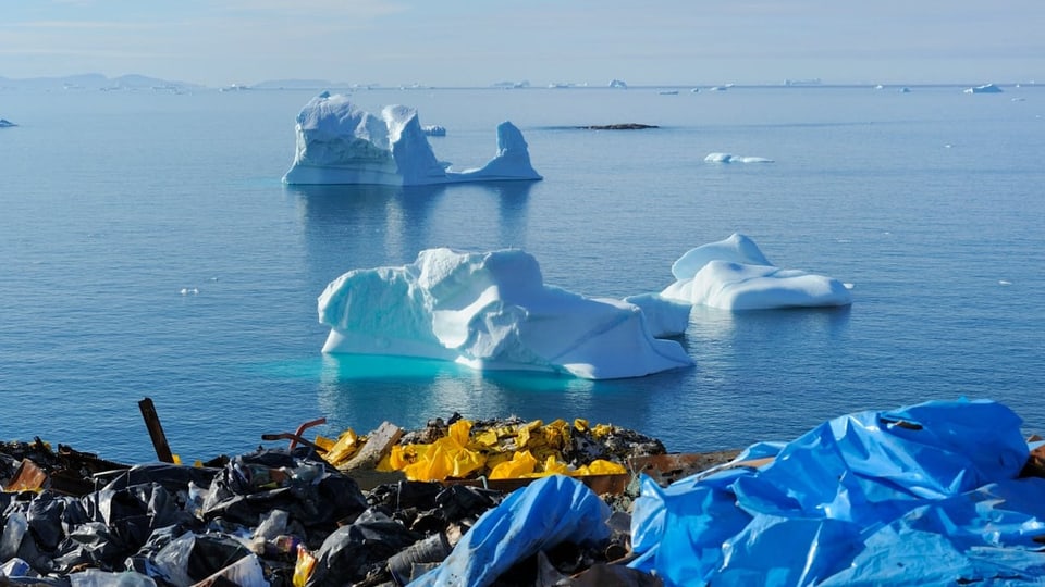 Auf dem Bild ist ein Müllberg in der Arktis zu sehen.