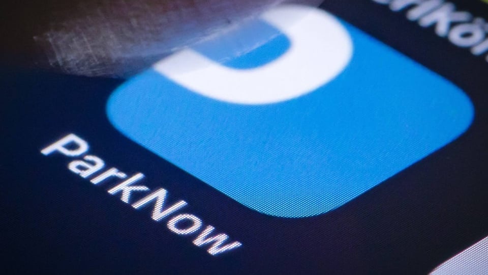 Daumen drückt auf ParkNow-App auf einem Smartphone