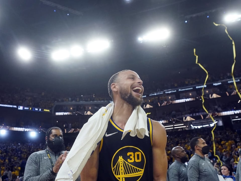 Golden-State-Warriors-Star Stephen Curry feiert.