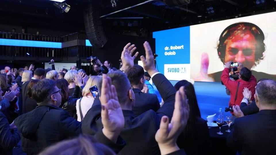 Eine Videozuschaltung von Robert Golob bei der Siegesfeier der Liberalen.