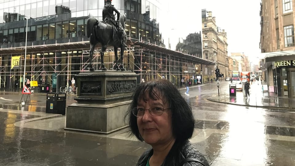 Charlotte Ahmed vor der Statue des Duke of Wellington.