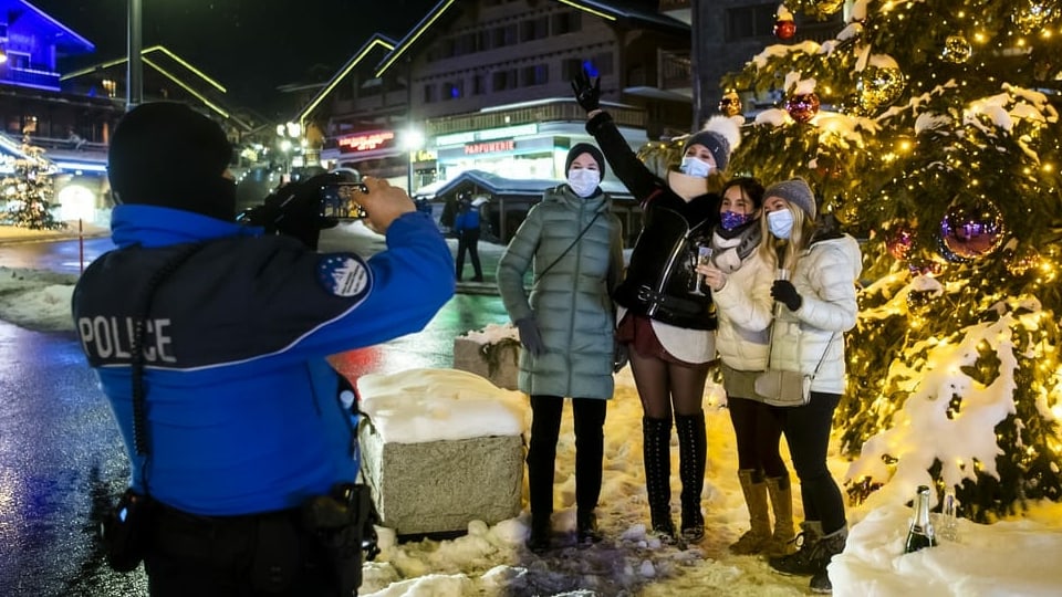 Polizeibeamter fotografiert eine Gruppe Personen