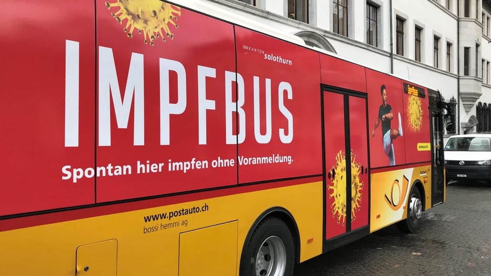 Ein Impfbus wartet auf seinen Einsatz.