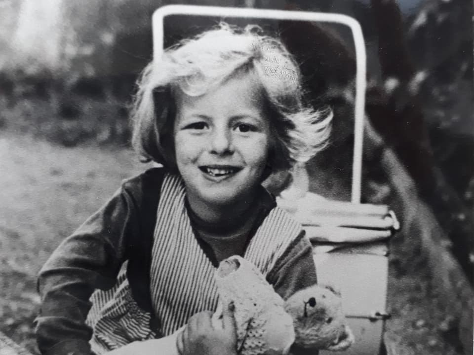 Das Bild zeigt ein junges Mädchen, das heute fleissig Radio SRF1 hört. 
