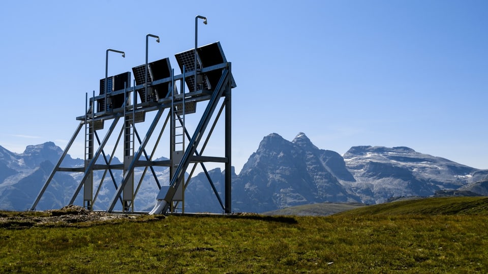 Testanlage in Grengiols, Hintergrund: Walliser Berge