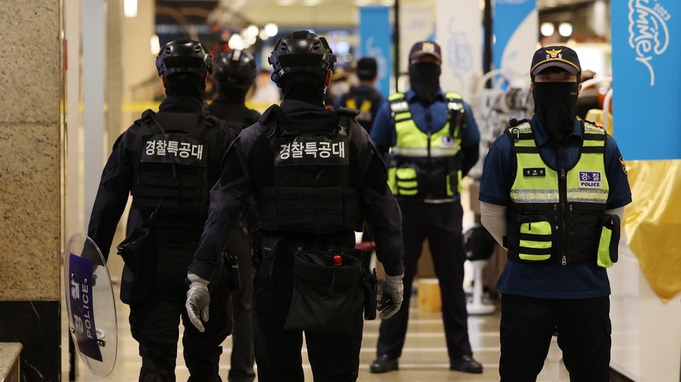 Die Polizei kontrolliert den Zugang zum Tatort neben dem Bahnhof Seohyeon in Seongnam.