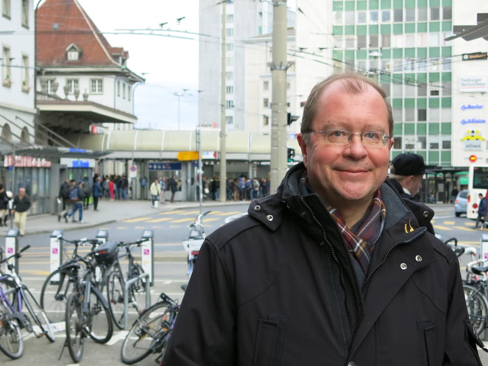 Jean Bourgknecht vor dem Bahnhof Freiburg.