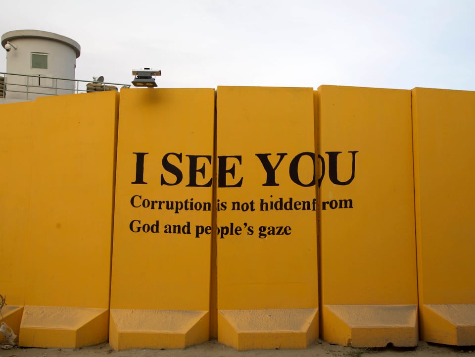 «I See You» steht an einer gelb bemalten Beton-Wand.