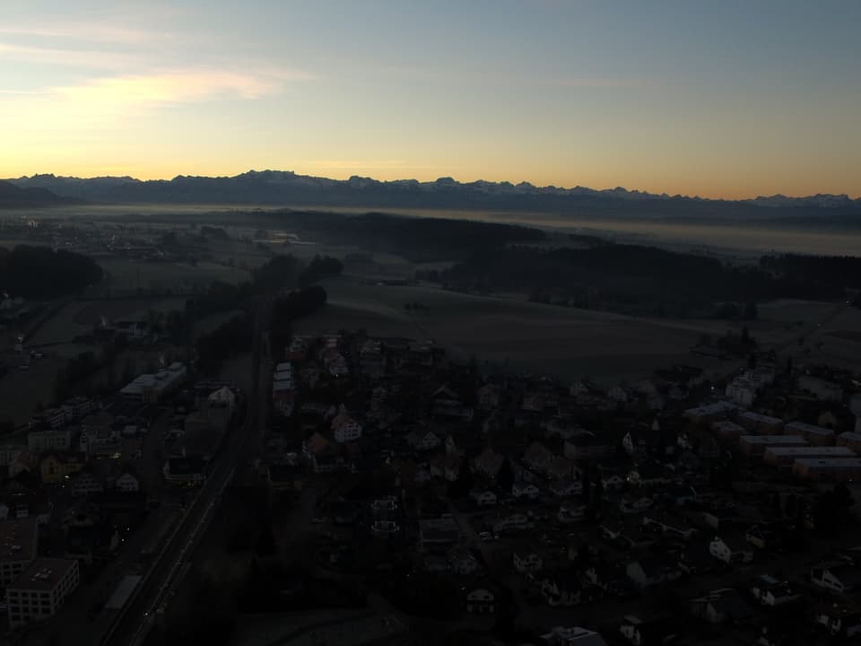 Luftaufnahme über Ortschaft Illnau.