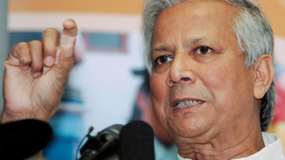 Friedensnobelpreisträger Muhammad Yunus spricht in Mikrofone.