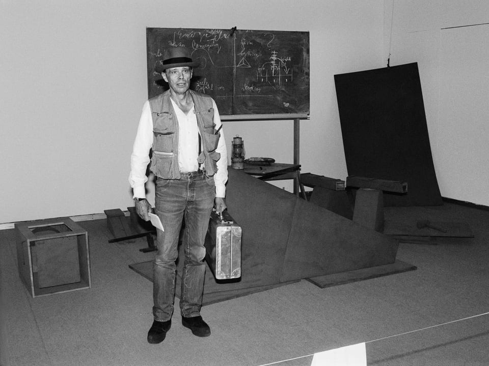 Der deutsche Künstler Joseph Beuys vor seiner Installation Vor dem Aufbruch aus dem Lager 1 beim Aufbau der Ausstellung Mythos und Ritual in der Kunst der 70er Jahre, Kunsthaus Zürich, Juni 1981.